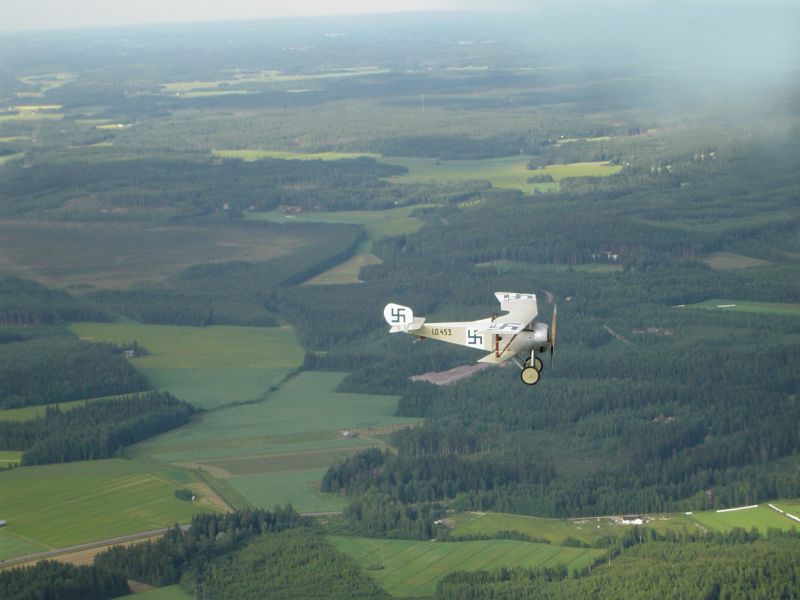 Nieuport 17 Hyvikäällä 2005
Nieuport 17 replica on Graham Leen suunnittelema, yksipaikkaisen ranskalaisen hävittäjän kopio. Koneen esikuva, pyörivällä 9-sylinterisellä LeRohne-tähtimoottorila varustettu (1.D.453.) saatiin valkoisen armeijan käyttöön venäläisten lentäjien Pietarista Antreaan tuomana, ja se palveli Suomenilmailutarhassa Lappeenrannassa, Utissa ja Santahaminassa vuosina 1918 - 23. 
Kone museoitiin 2005 Karjalan Ilmailumuseoon Lappeenrantaan. 
                          
