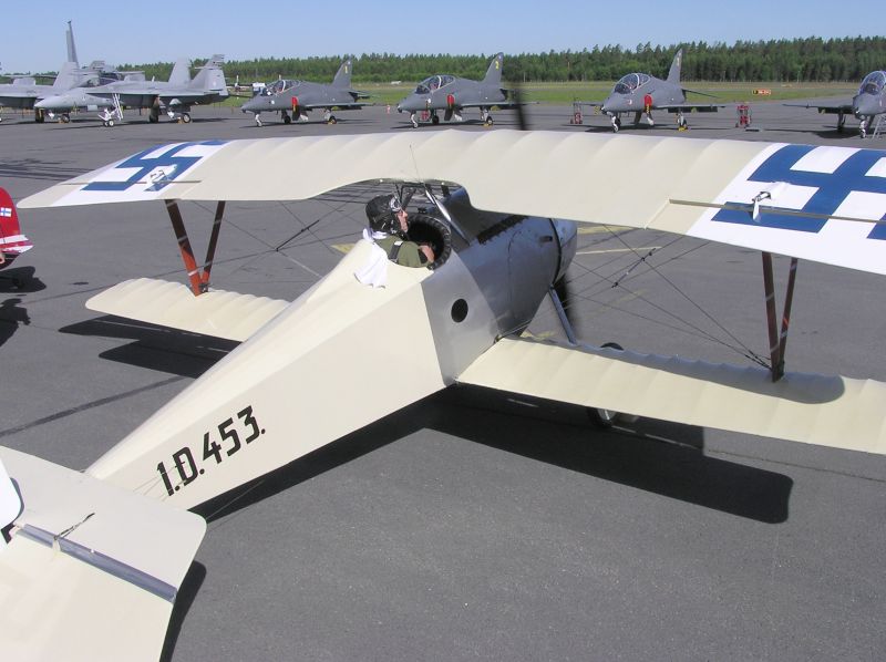 Nieuport 17 Lappeenrannassa 2005 Kuva. Mikko Kettunen
87-vuoden aikana tapahtunut hävittäjäkehitys. Nieuport 17 ja Hawk harjoitushävittäjät Lappeenranna LIAS 2005 tapahtumassa.        
