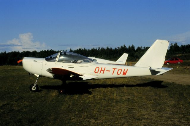 OH-TOW
OH-TOW, PIK-23 Suhinu (Towmaster), s/n 001, rakennettu: 1982 TKK/KRT-laboratorio, omistaja: Teknillinen Korkeakolu, Espoo 
Avainsanat: OH-TOW