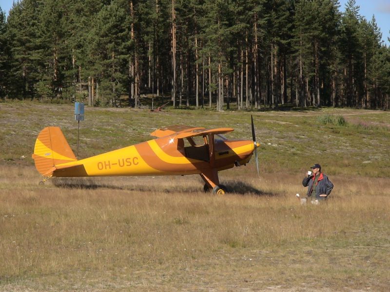 OH-USC
Kolmas osallistuja upeasti restauroitu ja värikkäällä historialla varustettu Luscombe OH-USC, tässä aamukahvit menossa
