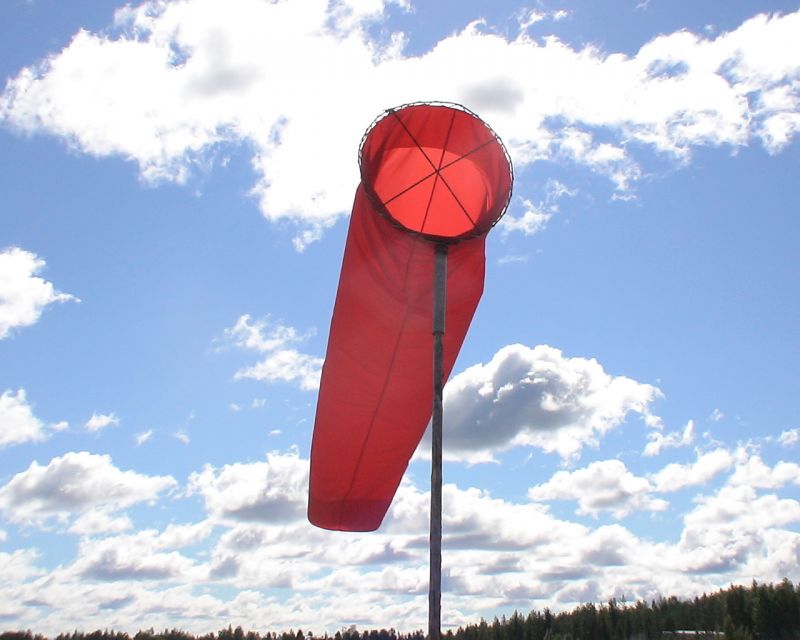 Mutta mistä
Ja välillä tuulee ihan mistä sattuu... Tuuliolosuhteet olivatkin aika kinkkisiä saapuville koneille.
