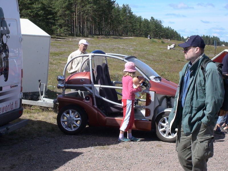 Mopoauto
Juuri sopiva auto kesähelteelle.
