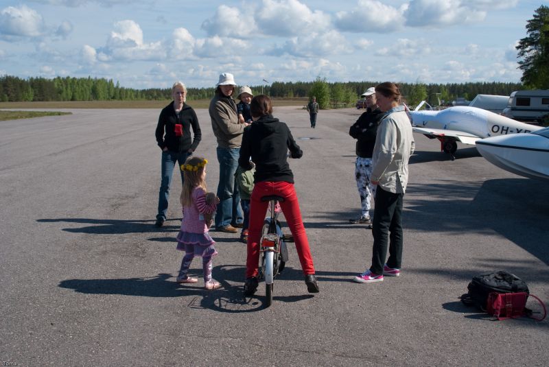 Sunnuntai aamun valjetessa alkoi jännittynyt odotus, tulisiko lisää koneita morjenstamaan meitä? Paikalla oli tosin jo kunnioitettava määrä Vuoden experimental palkinnon voittaneita...
