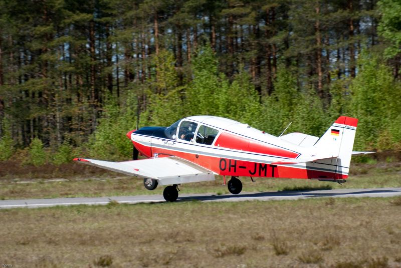 Tuuli oli aika kovaa ja Nummelan paikallinen Robin sai tehdä oikain urakalla työtä
