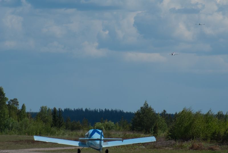 Koneita tulee alas kuin liukuhihnalla
