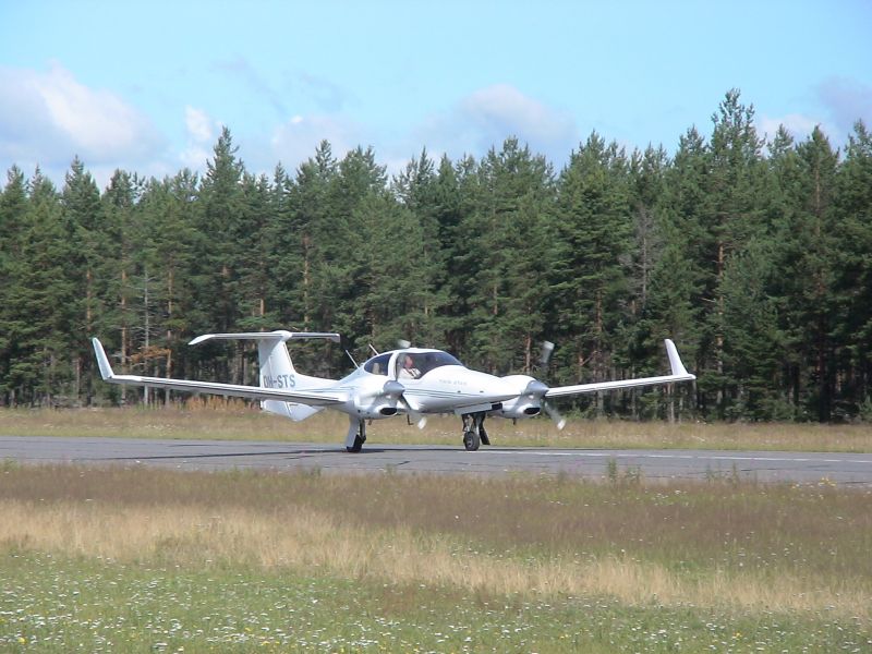 Diamond DA-42 (1)
Kyllä tällä kelpaa mennä pitempiäkin reissuja, mikäli kuulin sivukorvalla oikein niin pysyy ilmassa jopa 12 tuntia jos pyrstölihakset kestää.
