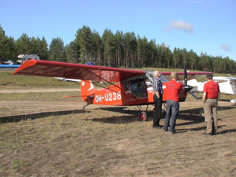 OH-U238 (1)
Tässä suomen ensimmäinen lentävä HKS 700E moottorilla varustettu lentolaite, Antti Kääriäisen Yarrow Arrow, Taitaa olla ensimmäinen ultra hyppykone myös, se on meinaan varustettu ovella jota voi avata lennossa.
