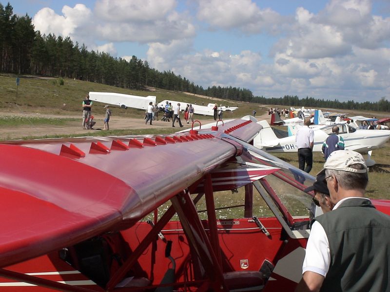 OH-U530 (3)
Joku sanoi että taas on valittu väärä siipiprofiili ja "korjattu" VG:llä... mutta ei se aina näin ole, aina voi parantaa, täydellistähän ei ole vaan kaikki on aina kompromissi. Savagessa ollaan VG:llä saavutettu vielä paremmat hidaslento-ominaisuudet vain muutman km/h kustannuksella.
