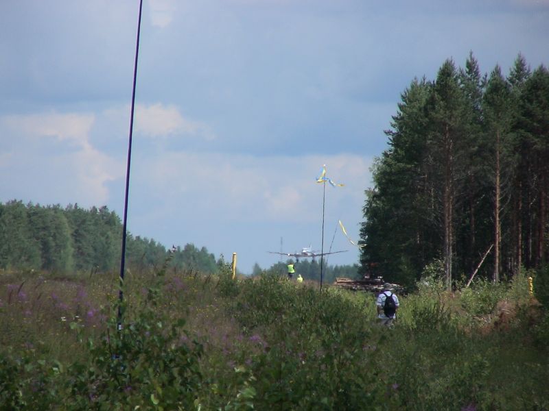 Niinisalo (4)
Järjestysmiehet ajoivat minut ojaan mutta jos oikein tarkasti katsotaan niin sieltä se kolmonen pilkistää
