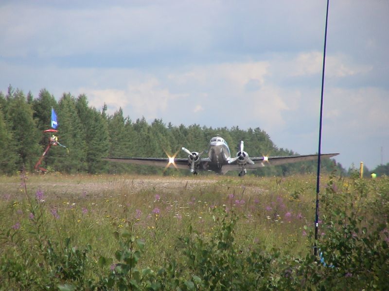 Niinisalo (5)
Ja sieltä se kimallellen rullailee näytille
