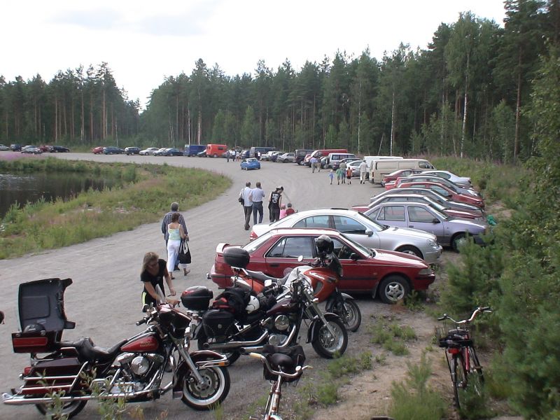 Niinisalo (12)
Viereinen ravirata oli valjastettu parkkipaikaksi, jossa oli tietenkin makkaranmyyntiä ym.
