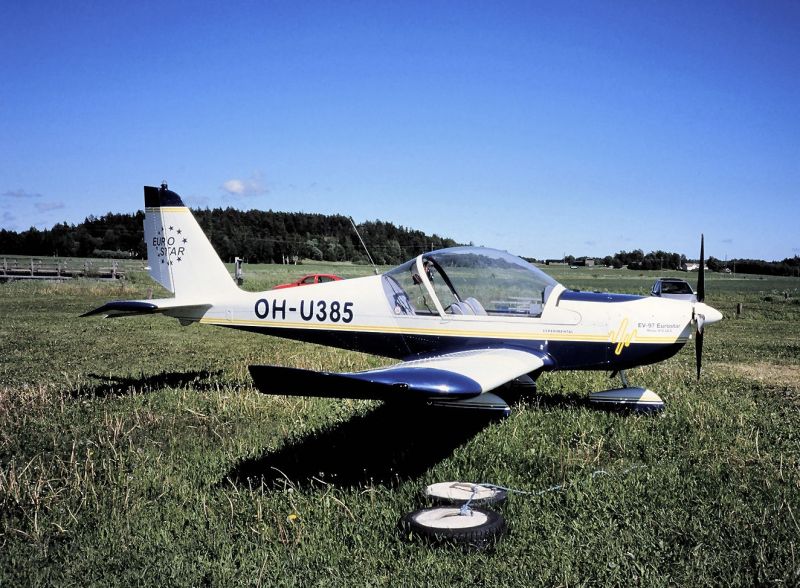 OH-U385,
OH-U385, Evektor EV-97 Eurostar 2000 R, s/n 2001 1005, rakennettu: 2001 Tsekki, omistaja: Hangö Flygklubb - Hangon Lentokerho ry 
Avainsanat: OH-U385,