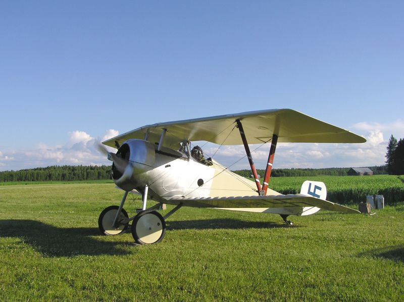 Nieuport 17 Mäntsälän lentopaikalla 2005 Kuva. Mikko Kettunen
Nieuport 17 koekäyttää Mäntsälän lentopaikalla välilaskun yhteydessä LIAS 2005 tapahtumaan.       
