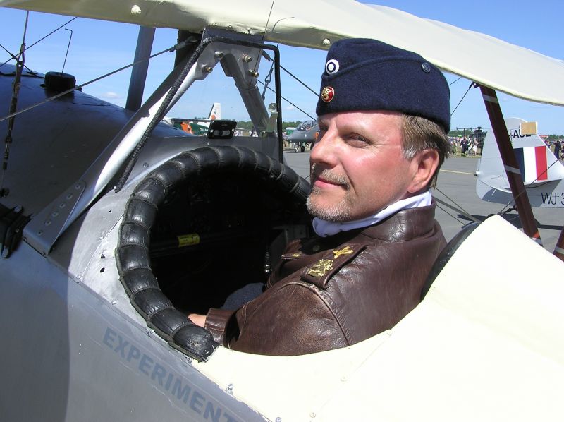 Nieuport 17 Lappeenrannassa 2005 Kuva. Mikko Kettunen
Jorma Kettunen Nieuport-koneensa ohjaamossa LIAS 2005 näytöksessä.
