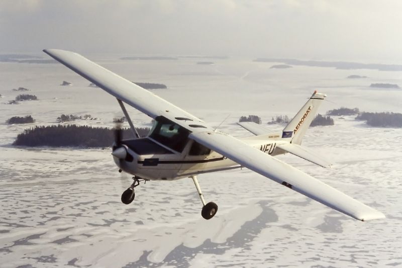 OH-NEU Sipoonlahdella 1993
Dialippaanni aarteita vuosien takaa. Kuvasarjan yksi otos löytyy Ilmailulehden kannesta maaliskuulta 1993. Tätä kuvaa käytettiin postikorttina 90-luvulla. Kuvasin Cessna 172 koneen avoimesta ikkunasta. Pikkasen kylmää viimaa kävi.
Keywords: Cessna 152 OH-NEU